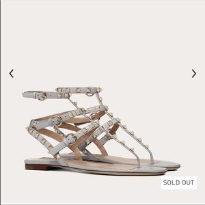 Valentino Garavani PATENT ROCKSTUD FLAT SANDAL